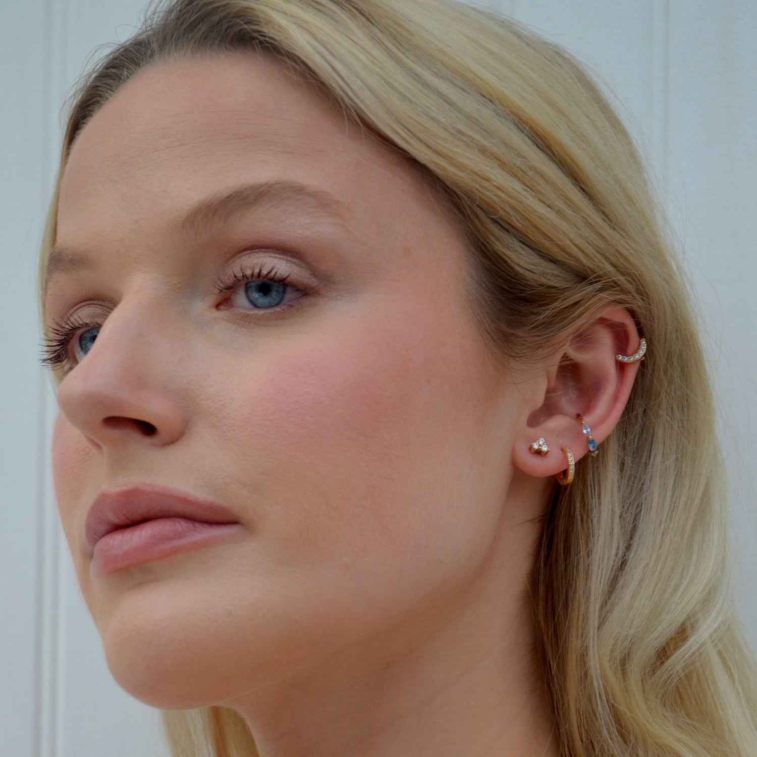 Boucle Individuelle Irina Bleu Celeste - Faux Piercing - Bague d'Oreille Plaqué Or 18K et Zirconium