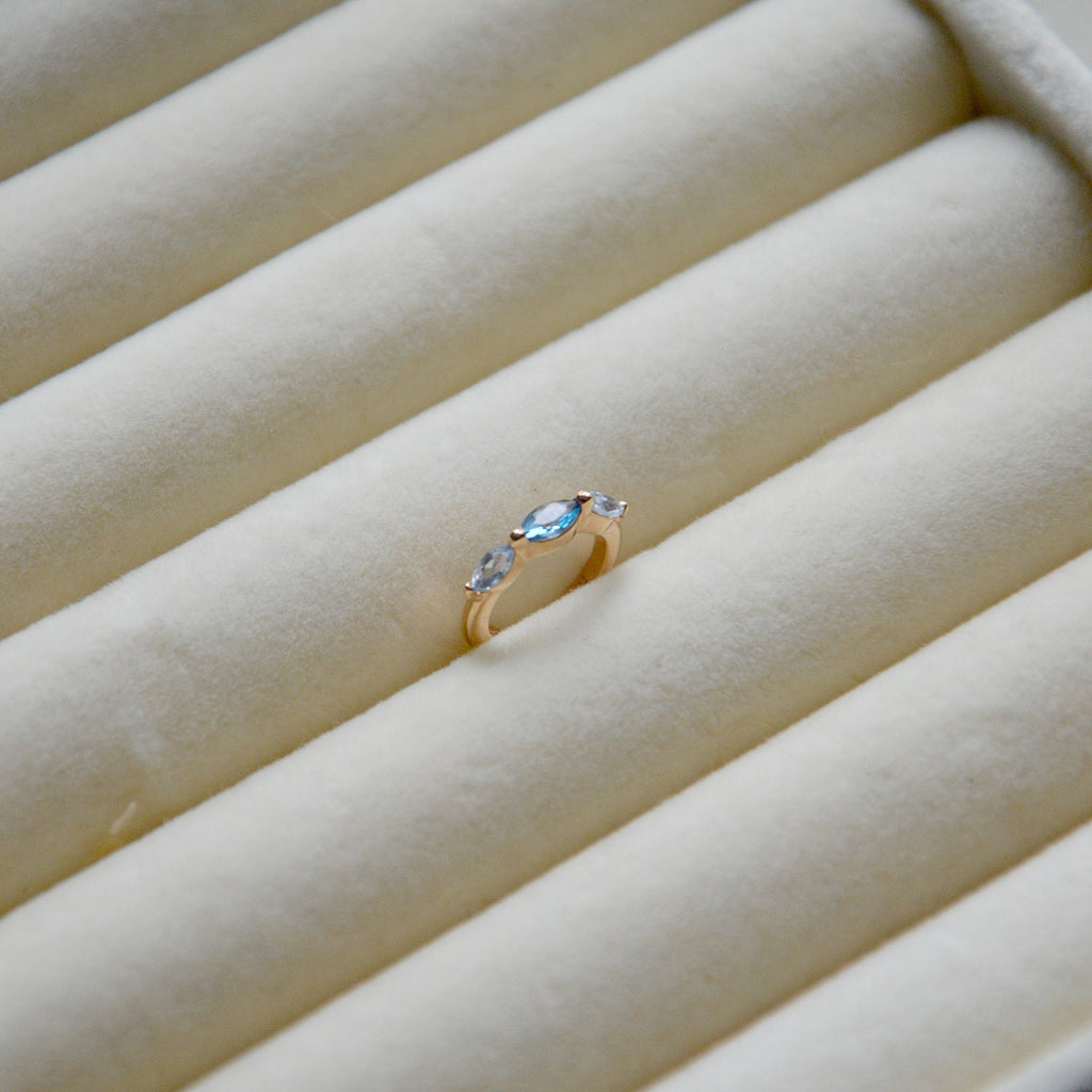 Boucle Individuelle Irina Bleu Celeste - Faux Piercing - Bague d'Oreille Plaqué Or 18K et Zirconium