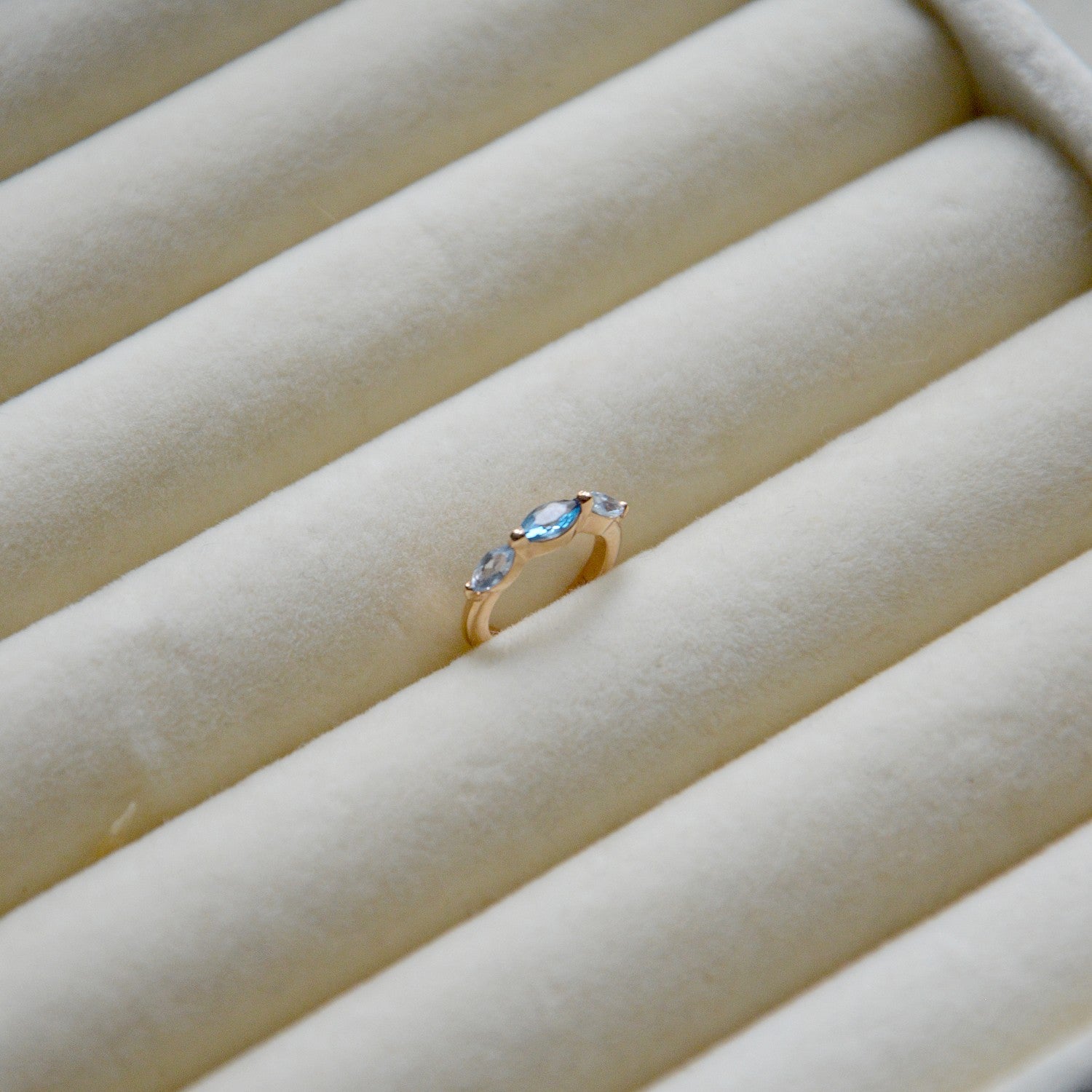 Boucle Individuelle Irina Bleu Celeste - Faux Piercing - Bague d'Oreille Plaqué Or 18K et Zirconium