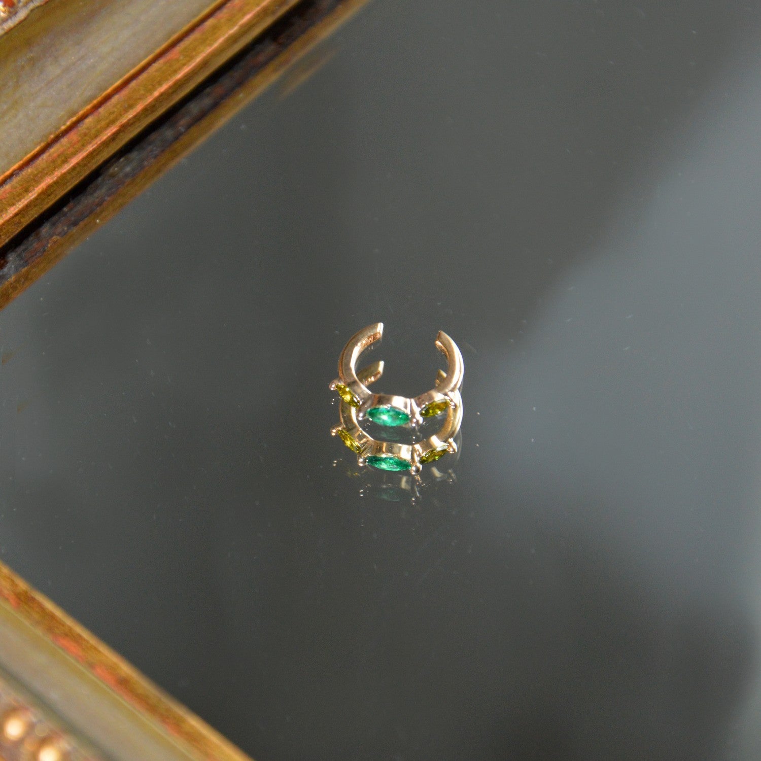 Boucle Individuelle Irina Vert Emeraude - Faux Piercing - Bague d'Oreille Plaqué Or 18K et Zirconium