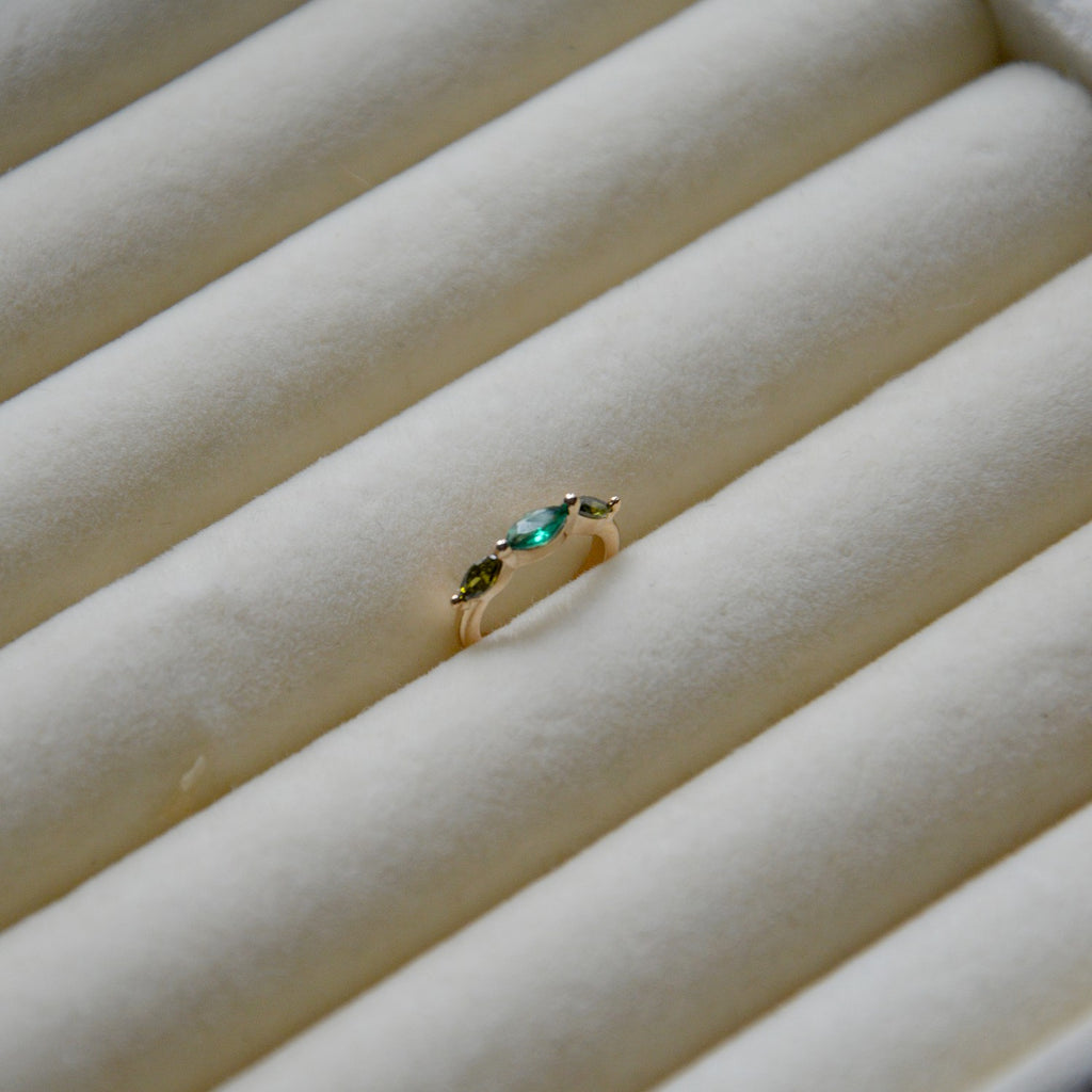 Boucle Individuelle Irina Vert Emeraude - Faux Piercing - Bague d'Oreille Plaqué Or 18K et Zirconium