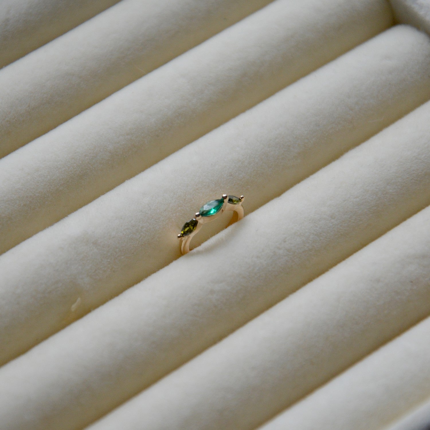 Boucle Individuelle Irina Vert Emeraude - Faux Piercing - Bague d'Oreille Plaqué Or 18K et Zirconium