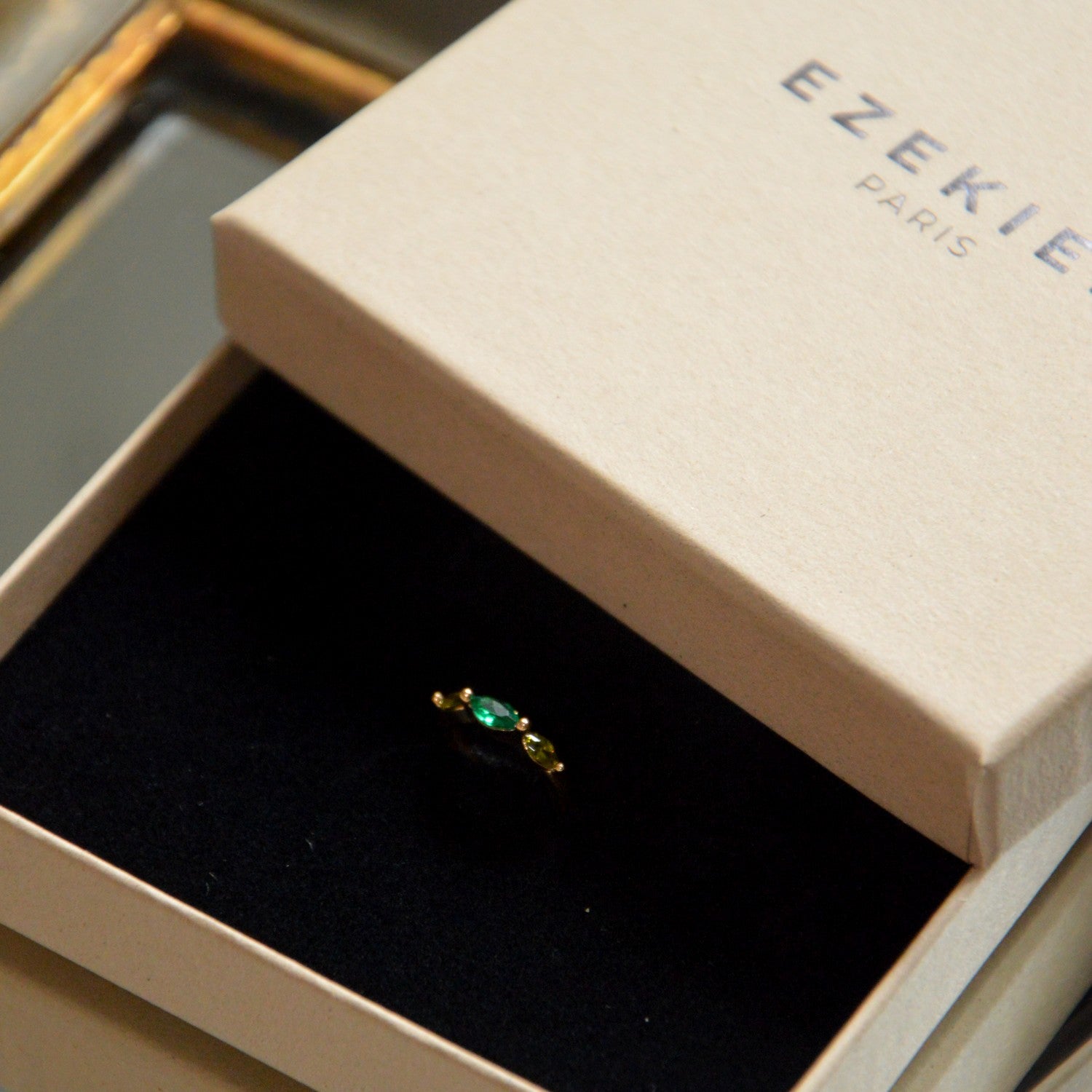 Boucle Individuelle Irina Vert Emeraude - Faux Piercing - Bague d'Oreille Plaqué Or 18K et Zirconium