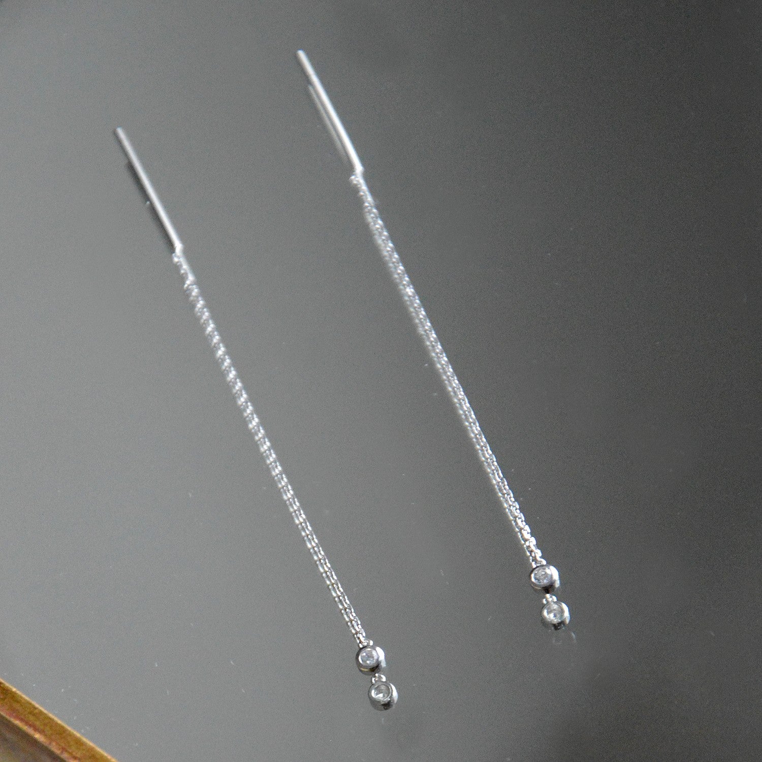 Boucles d'Oreilles Elvira - Boucles Pendantes Fils Asymétriques Argent 925 Rhodié et Zirconium - 6cm