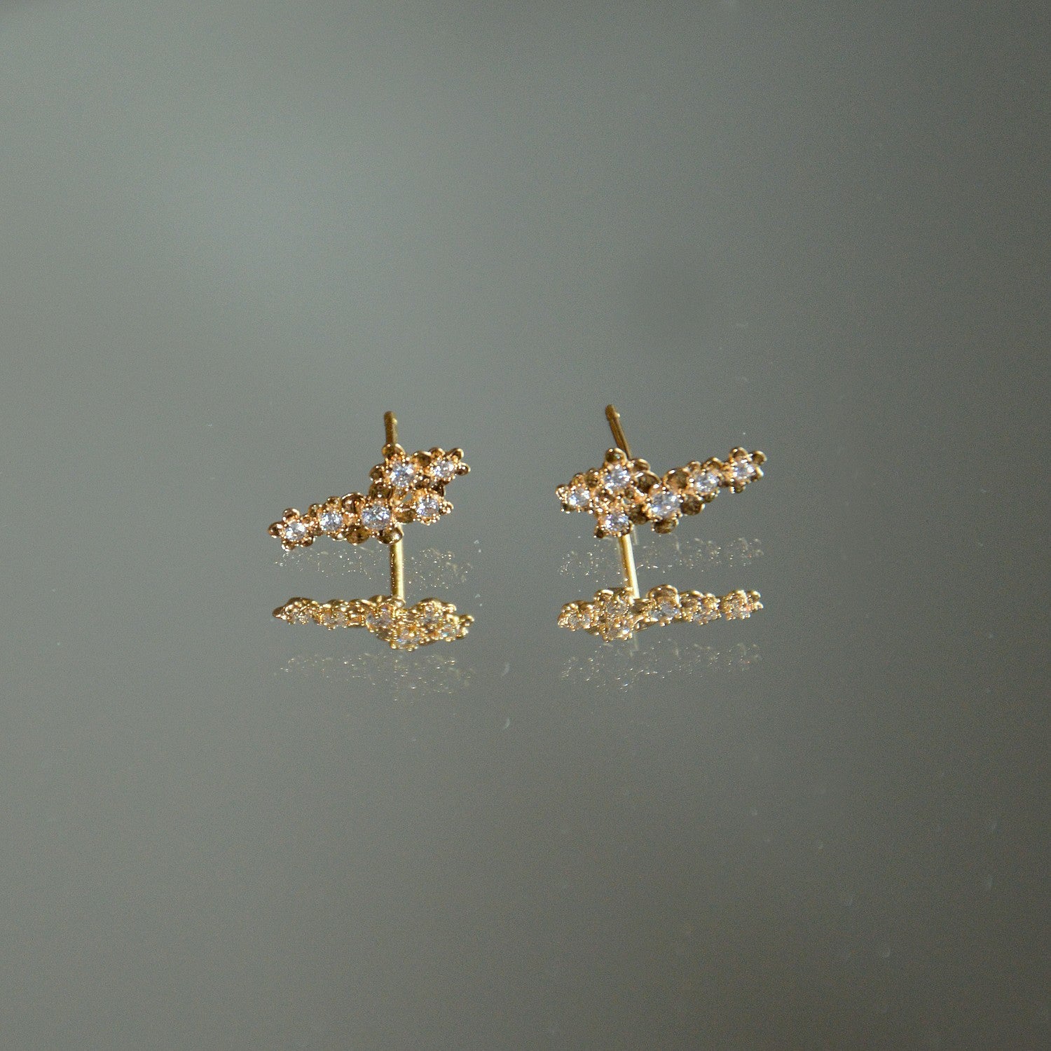 Boucles d'Oreilles Michelle - Puces d'Oreilles Feuillage Plaqué Or 18K et Zirconiums - 2cm
