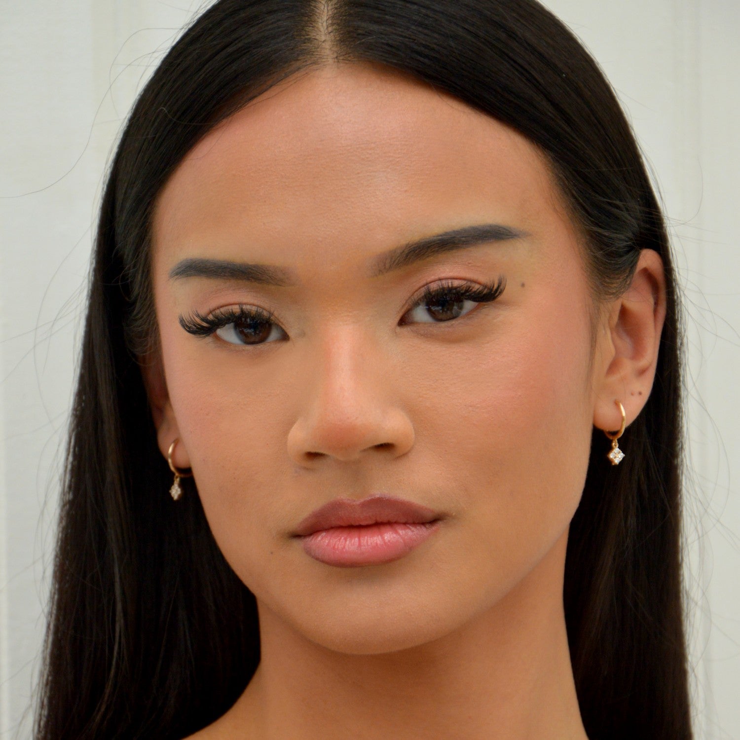 Boucles d'Oreilles Pendantes Tessa - Petites Créoles Plaqué Or 18K et Zirconium