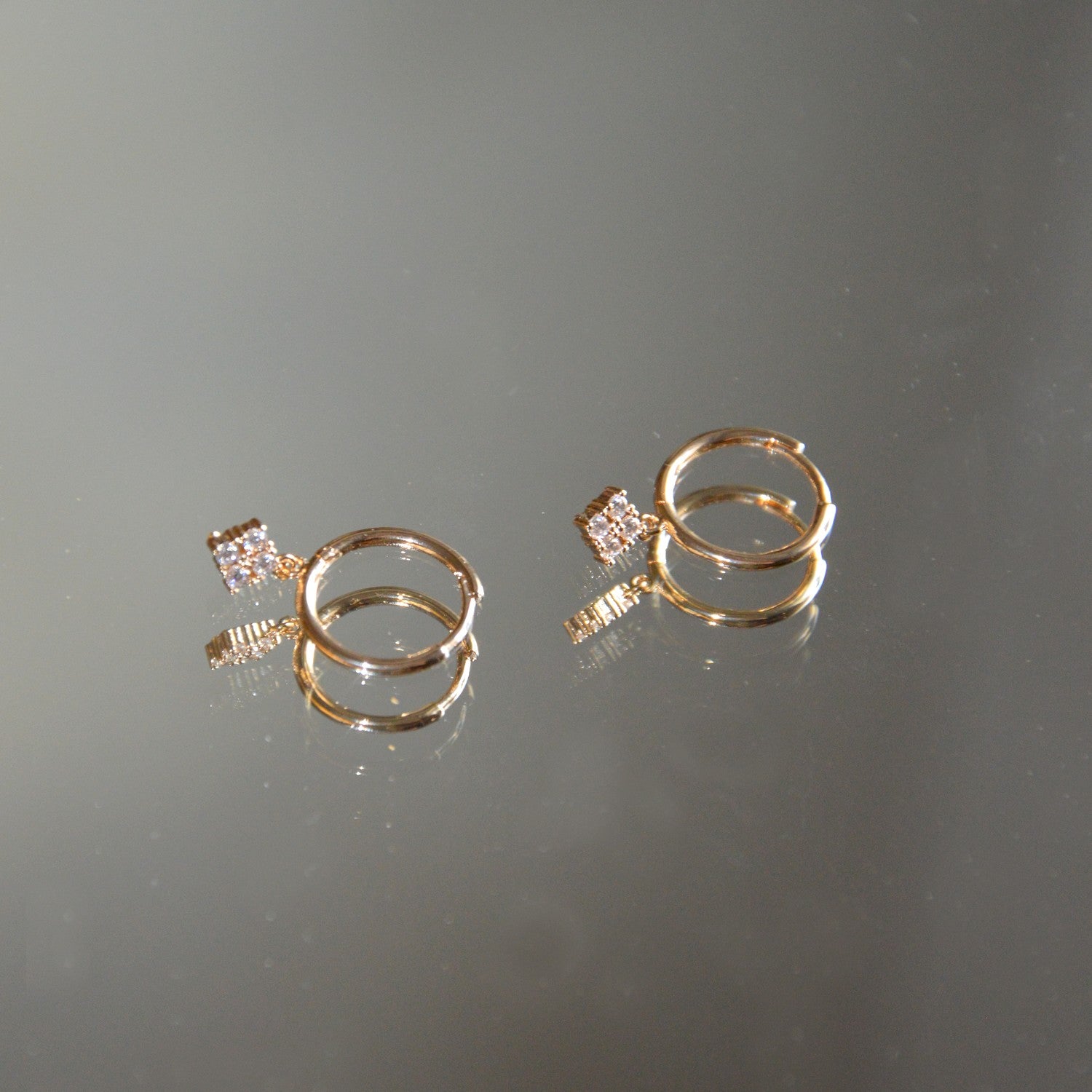 Boucles d'Oreilles Pendantes Tessa - Petites Créoles Plaqué Or 18K et Zirconium