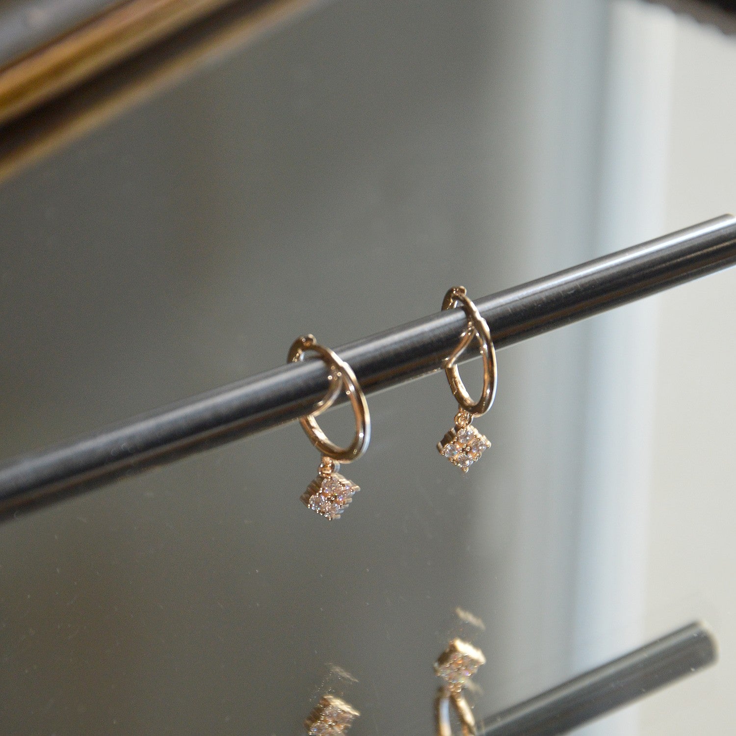 Boucles d'Oreilles Pendantes Tessa - Petites Créoles Plaqué Or 18K et Zirconium