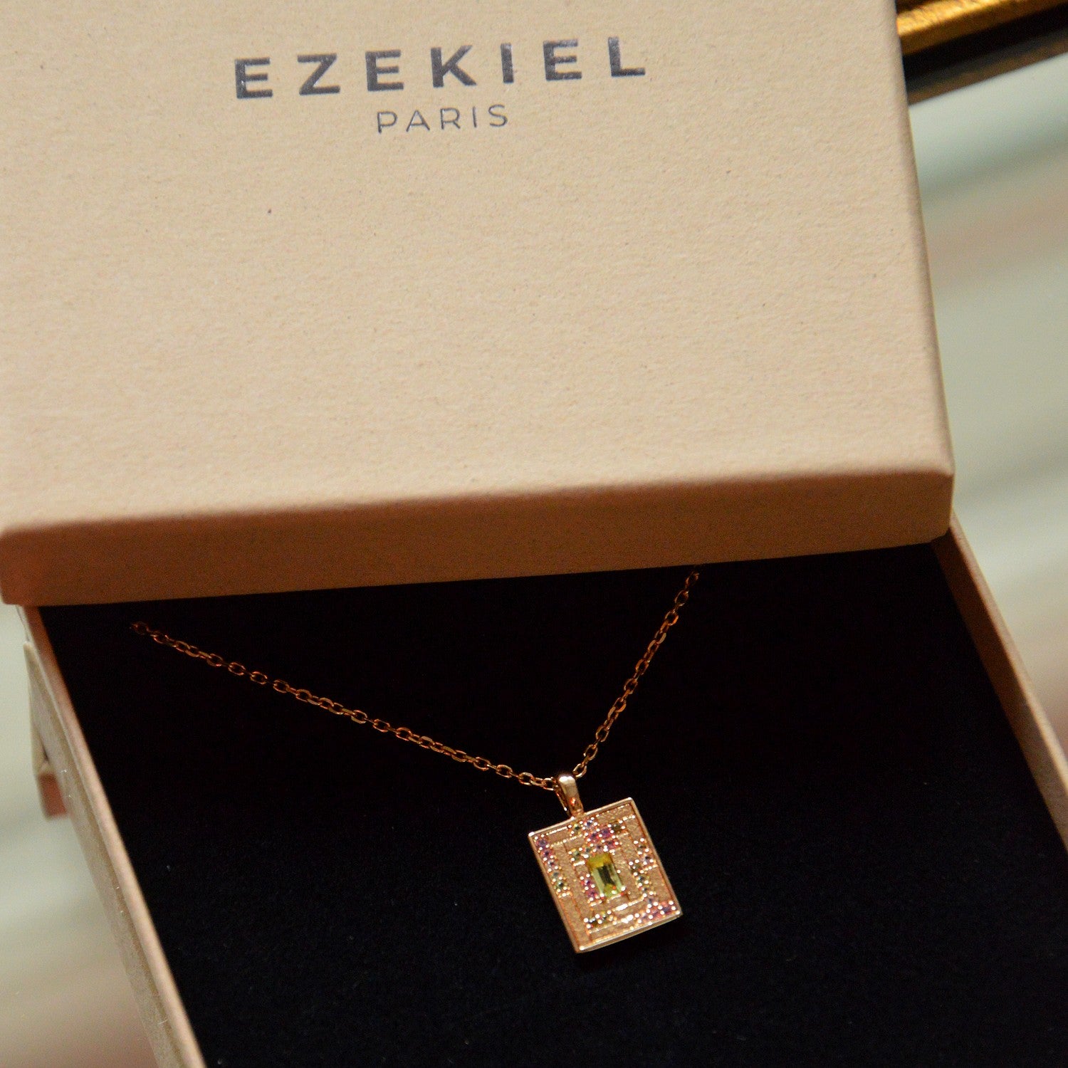 Collier Chance - Pendentif Amulette Esotérique Plaqué Or 18K & Zirconium