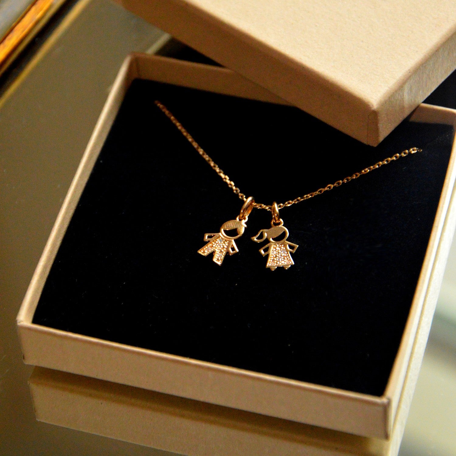 Collier Composition Famille - Pendentif Fille et Garçon - Plaqué Or 18K et Zirconiums