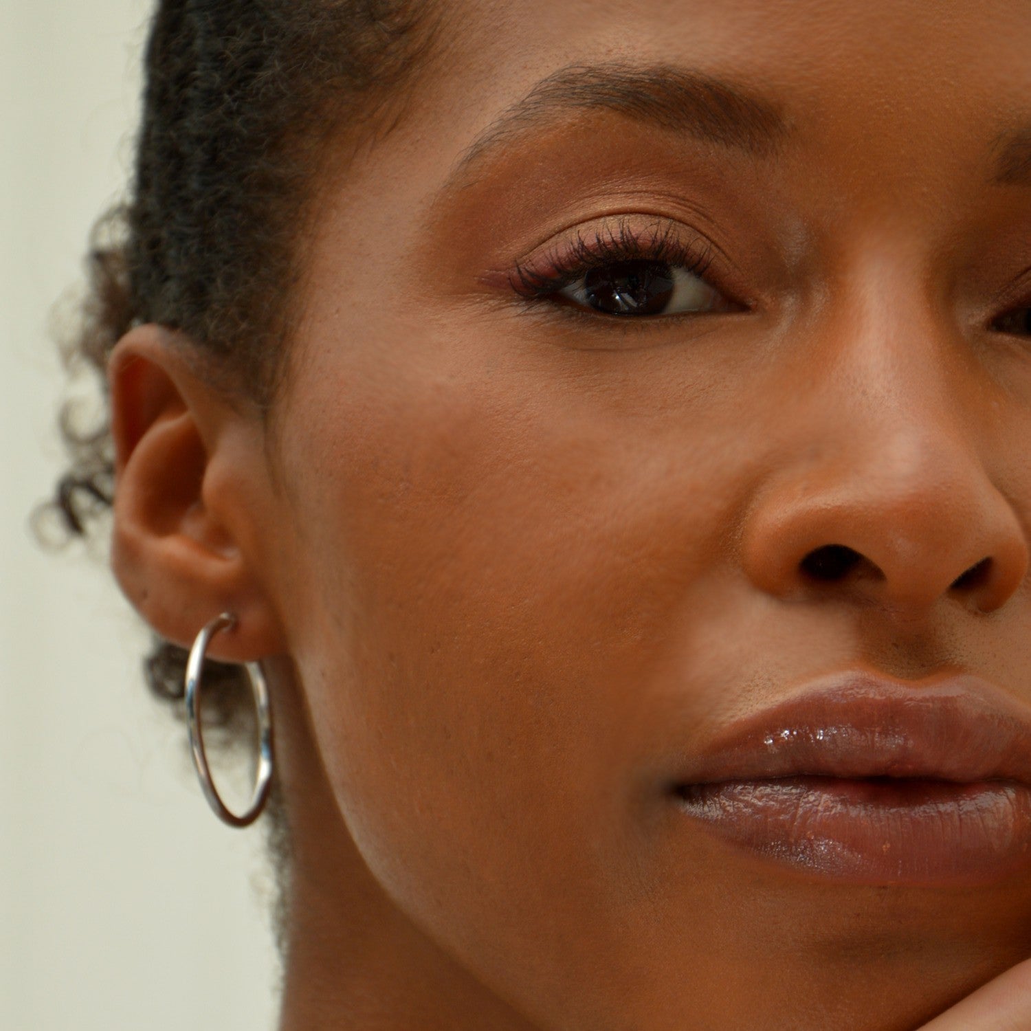 Boucles d'Oreilles Essentials - Créoles Fines Argent 925 Rhodié - 4cm