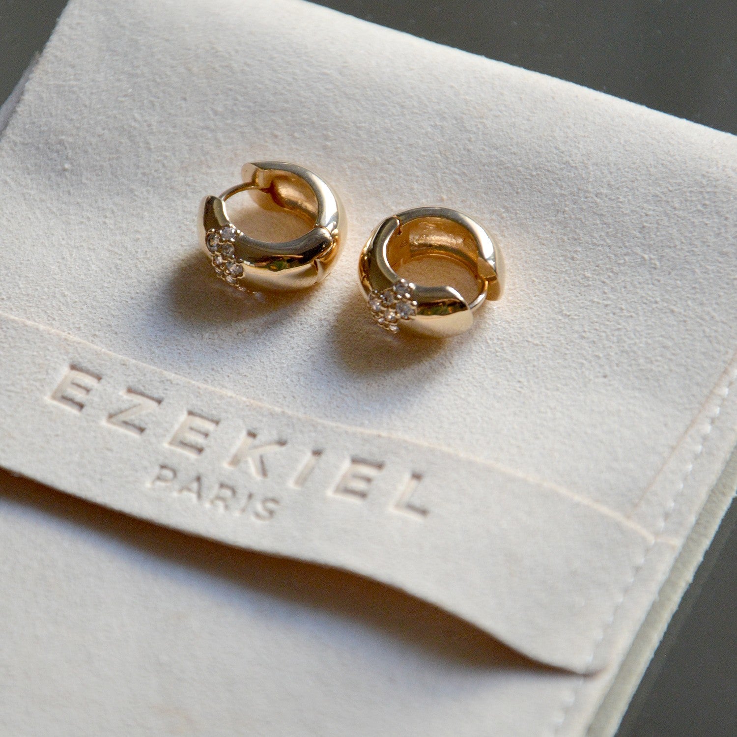 Boucles d'Oreilles Gabrielle - Créoles Epaisses Plaqué Or 18K et Zirconiums - 2cm