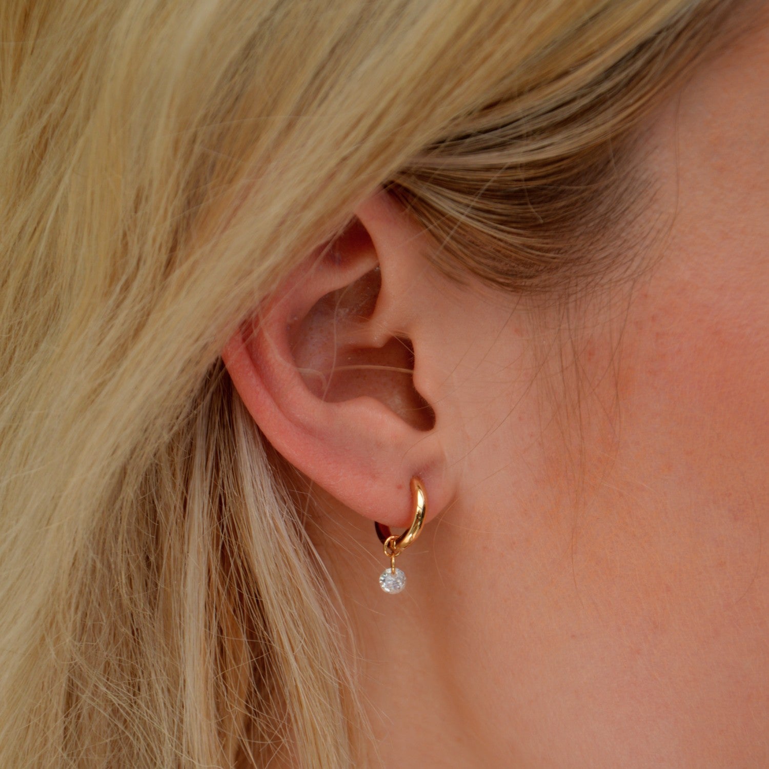 Boucles d'Oreilles Marie - Créoles Charm - Plaqué Or 18K et Cristal