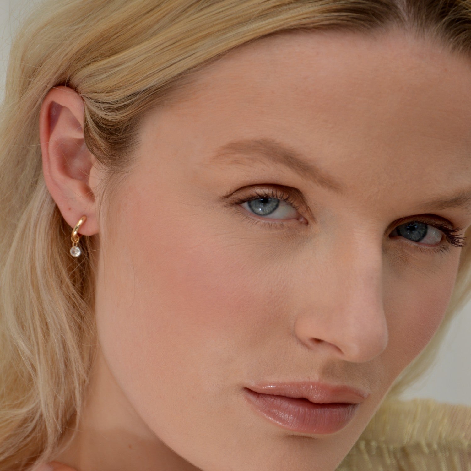 Boucles d'Oreilles Marie - Créoles Charm - Plaqué Or 18K et Cristal