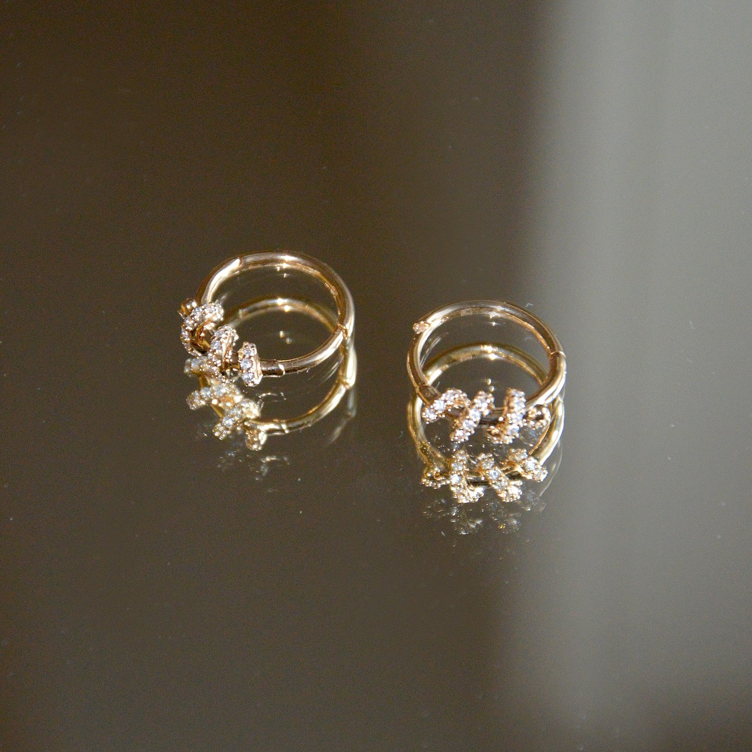 Boucles d'Oreilles The Divine - Créoles Torsades Plaqué Or 18K et Zirconiums - 2cm