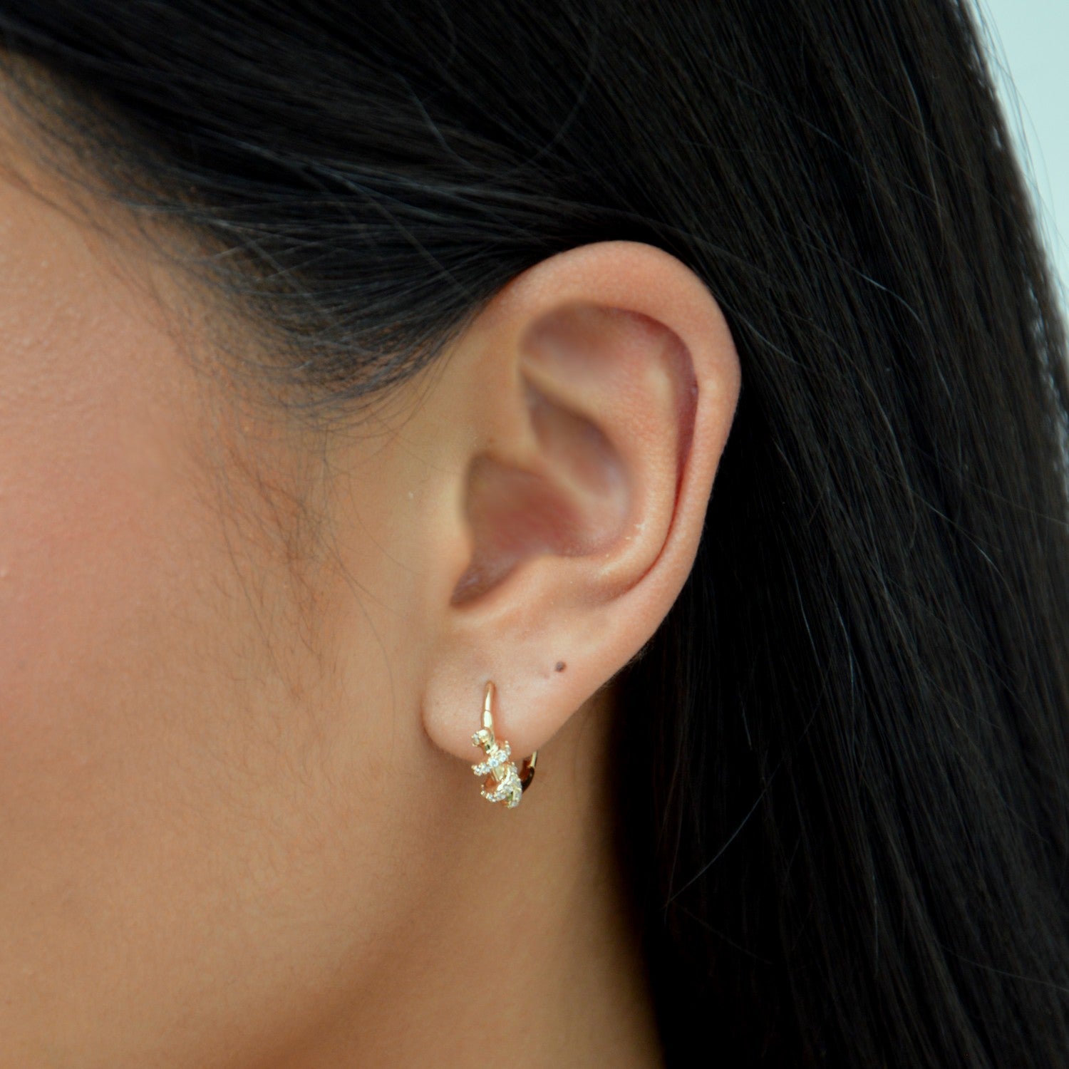 Boucles d'Oreilles The Divine - Créoles Torsades Plaqué Or 18K et Zirconiums - 2cm