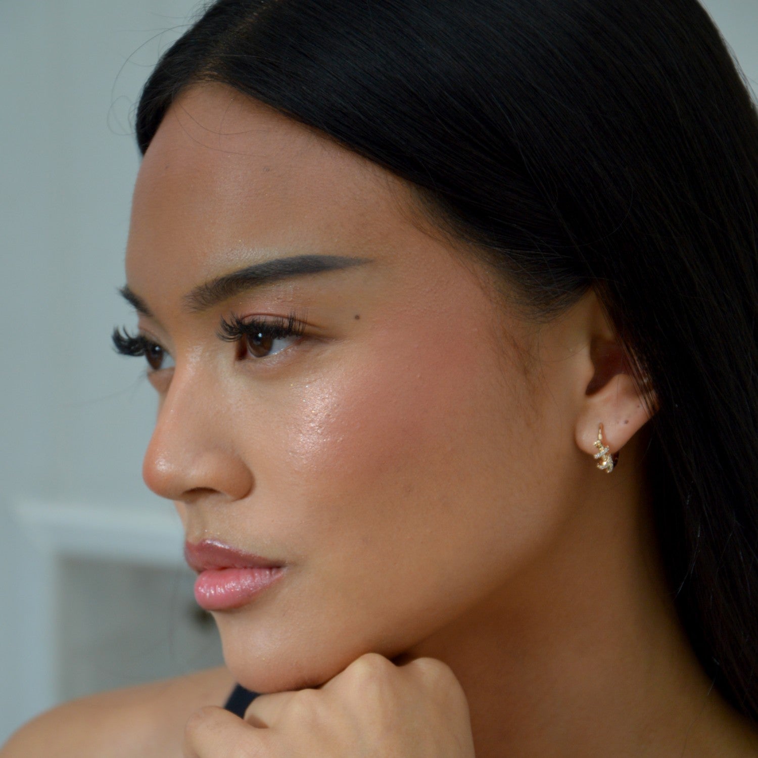 Boucles d'Oreilles The Divine - Créoles Torsades Plaqué Or 18K et Zirconiums - 2cm