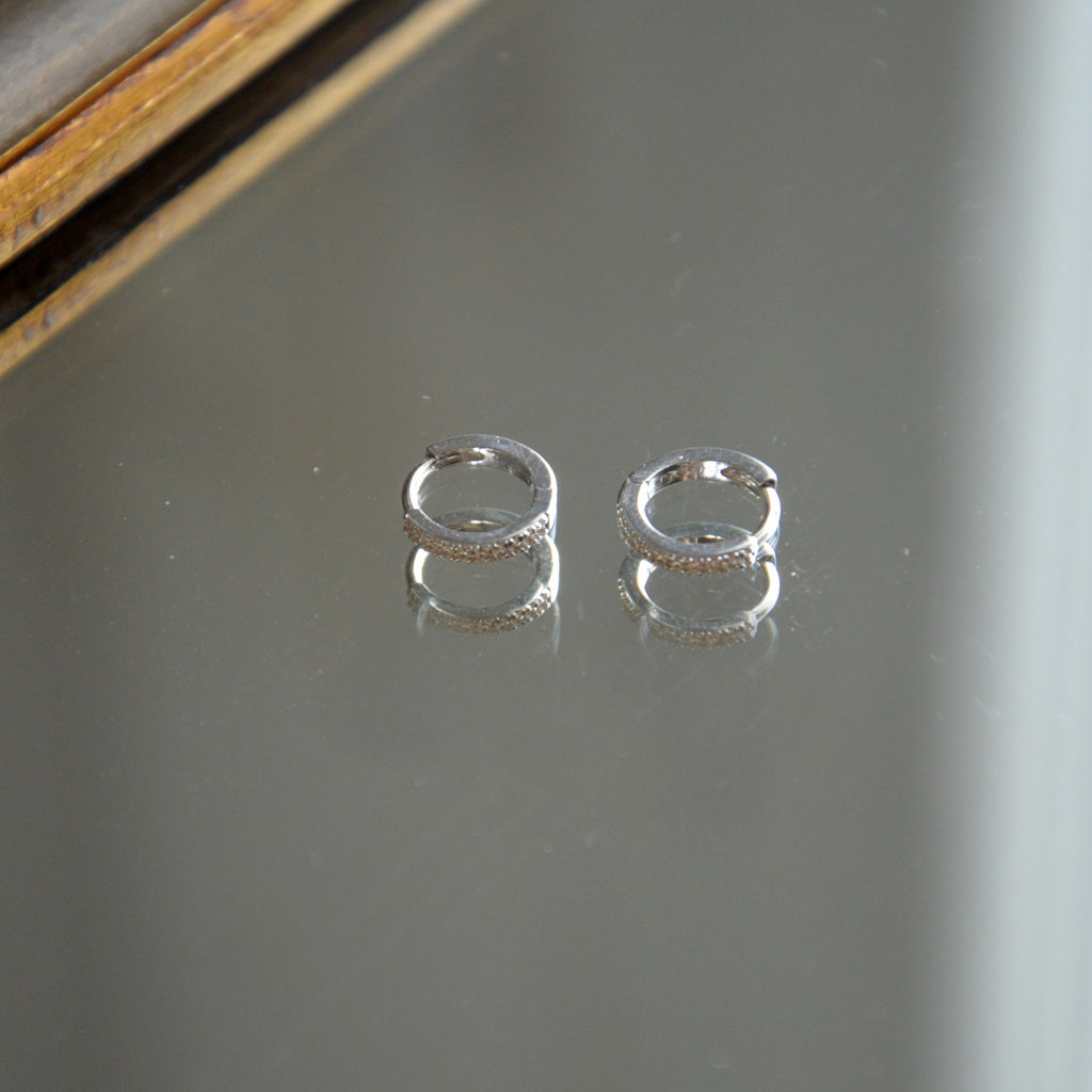 Boucles d'Oreilles Thea -Mini Créoles Argent 925 Rhodié et Zirconiums - 1cm
