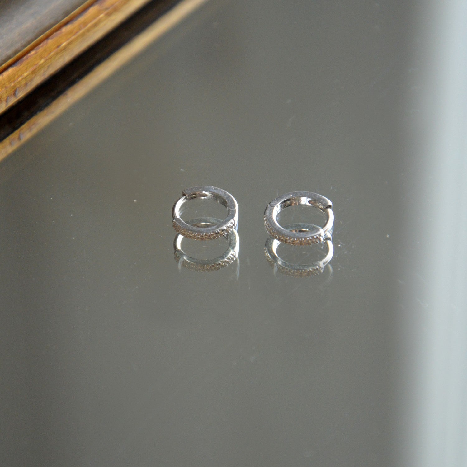 Boucles d'Oreilles Thea -Mini Créoles Argent 925 Rhodié et Zirconiums - 1cm
