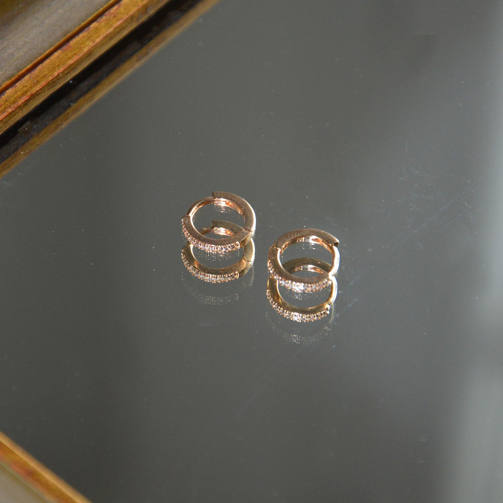 Boucles d'Oreilles Thea -Mini Créoles Plaqué Or 18K et Zirconiums - 1cm