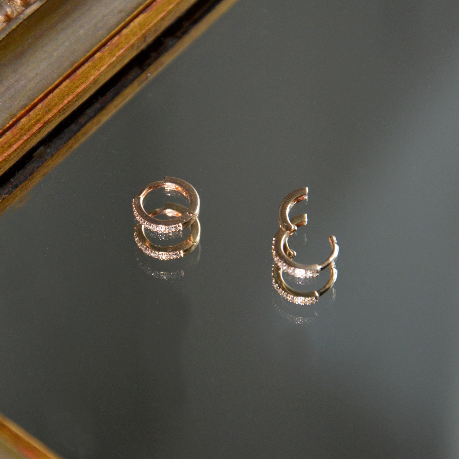 Boucles d'Oreilles Thea -Mini Créoles Plaqué Or 18K et Zirconiums - 1cm