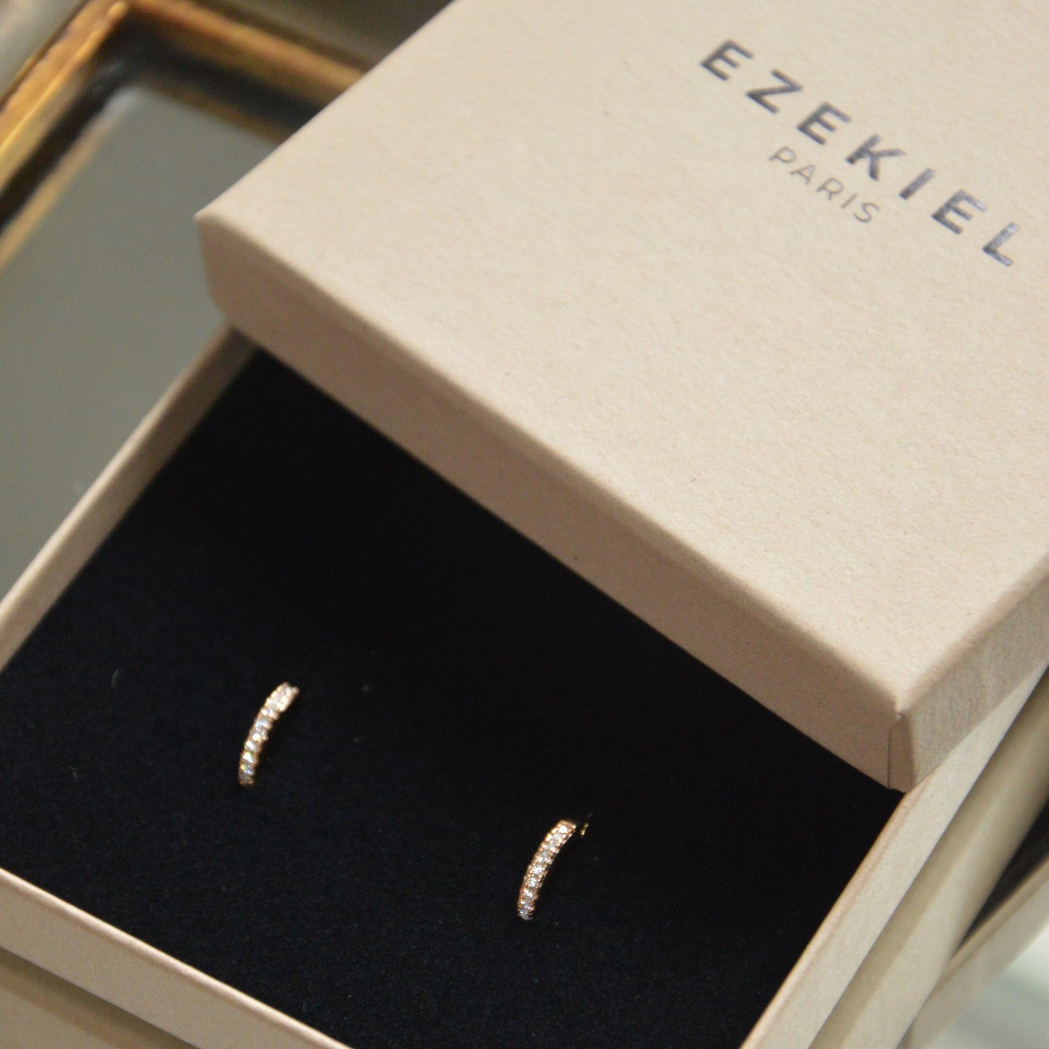 Boucles d'Oreilles Thea -Mini Créoles Plaqué Or 18K et Zirconiums - 1cm