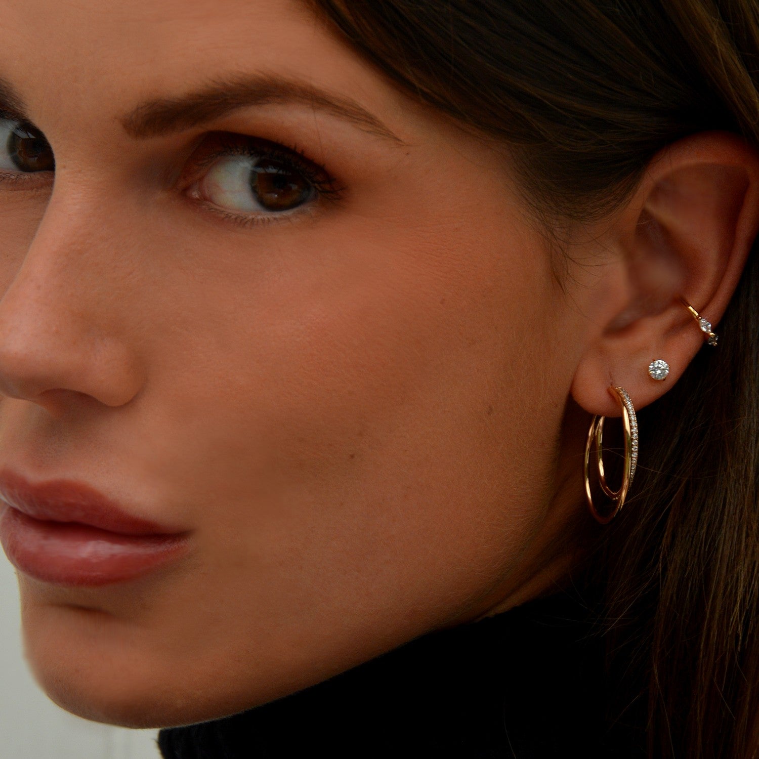 Boucles d'Oreilles Mila - Créoles Plaqué Or 18K et Zirconiums - 4cm