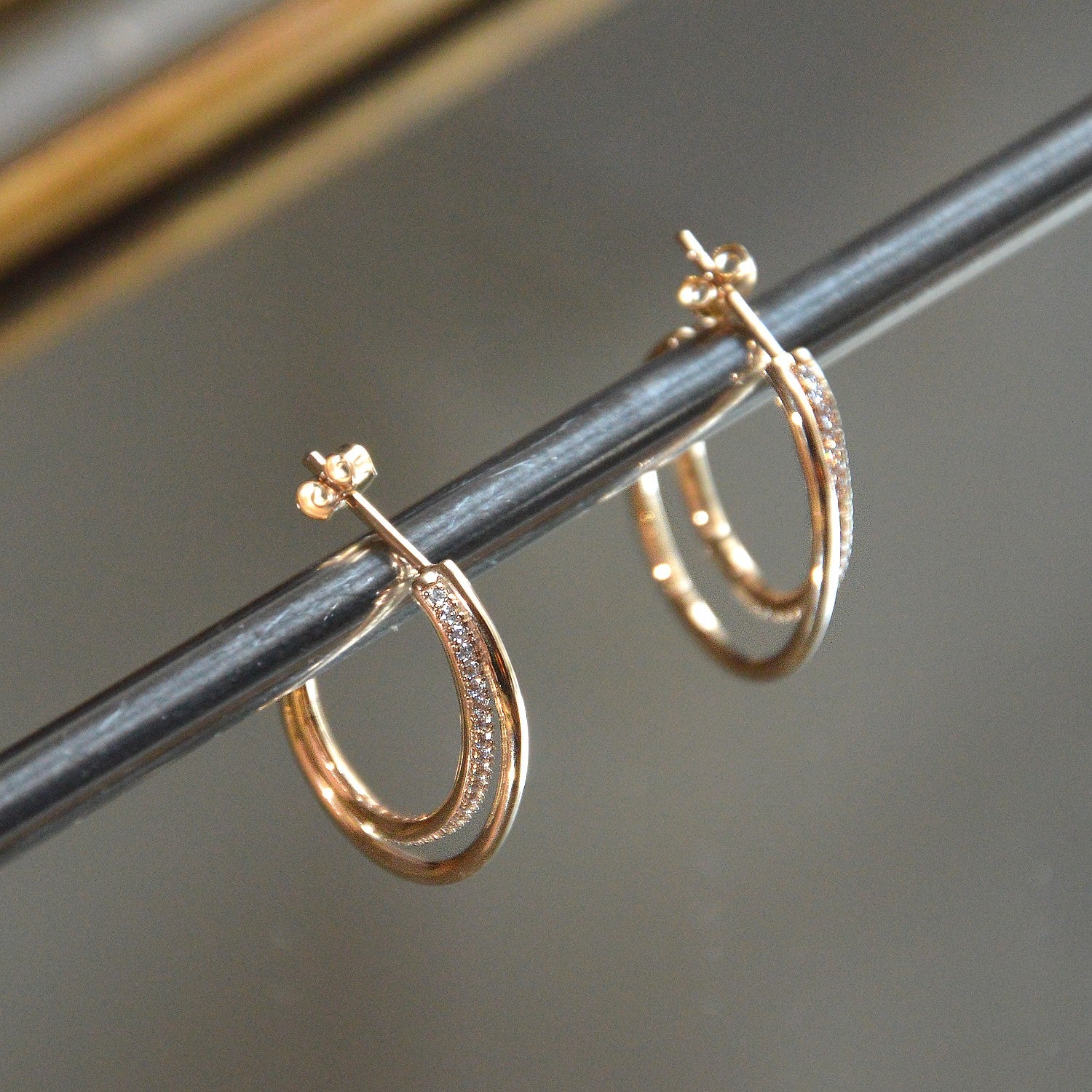 Boucles d'Oreilles Mila - Créoles Plaqué Or 18K et Zirconiums - 4cm